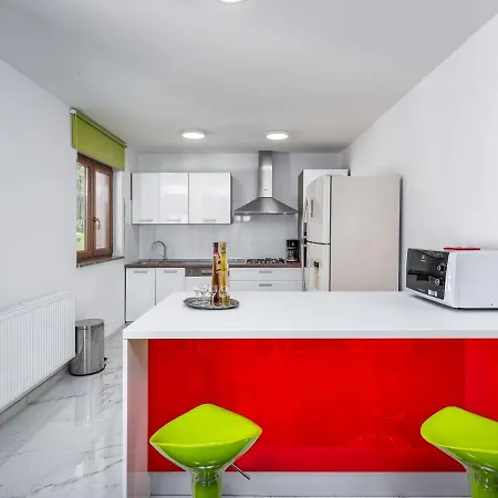 Modern With Pool And Parasol In * Pazin
