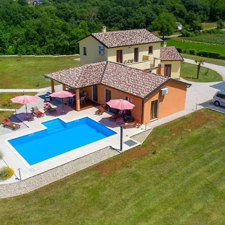 Villa Modern With Pool And Parasol In