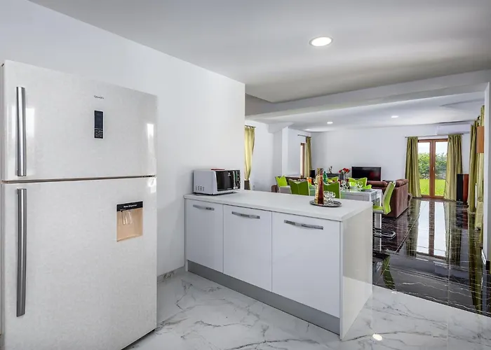 In With Private Pool 파진